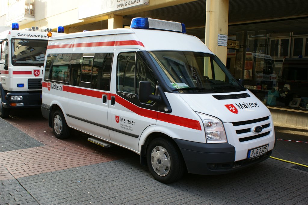 Ford Transit Mannschaftstransportwagen des Malteser Hilfsdienstes Grafentraubach/ Oberdeggenbach. Aufgenommen am 17.05.2012.