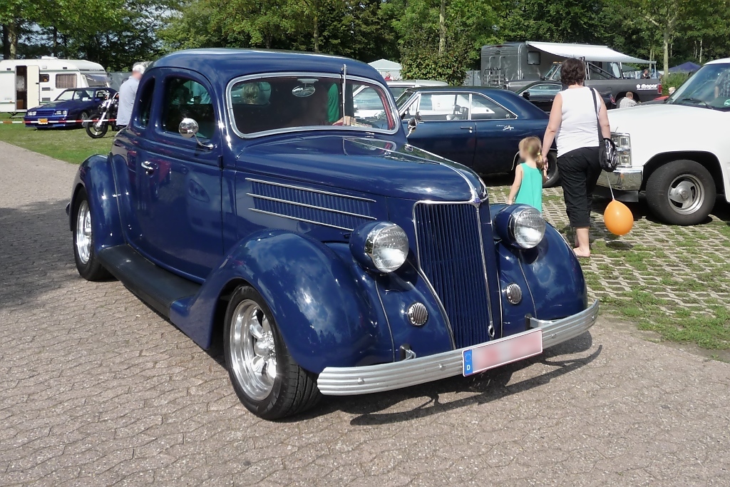 Fort fhrt der Ford, ein Model 48 von 1936, auf dem Auengelnde der US-Car-Show in Grefrath im August 2010.