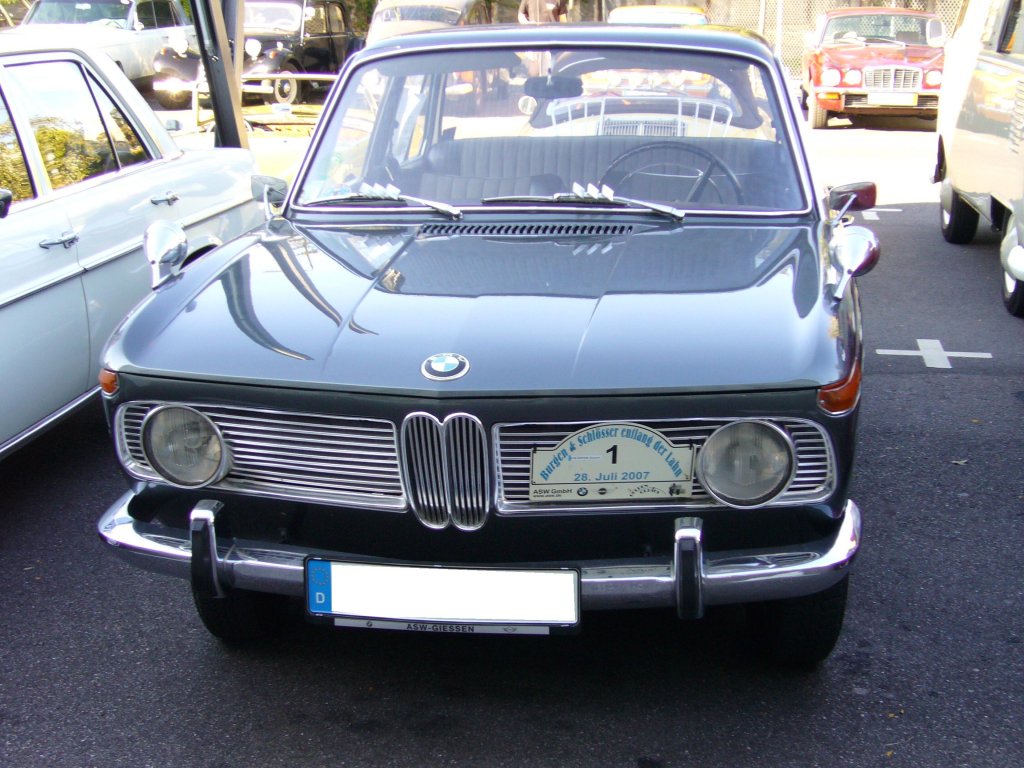 Frontansicht eines BMW 1600. 1964 - 1966. Besucherparkplatz der Classic Remise am 01.10.2011.