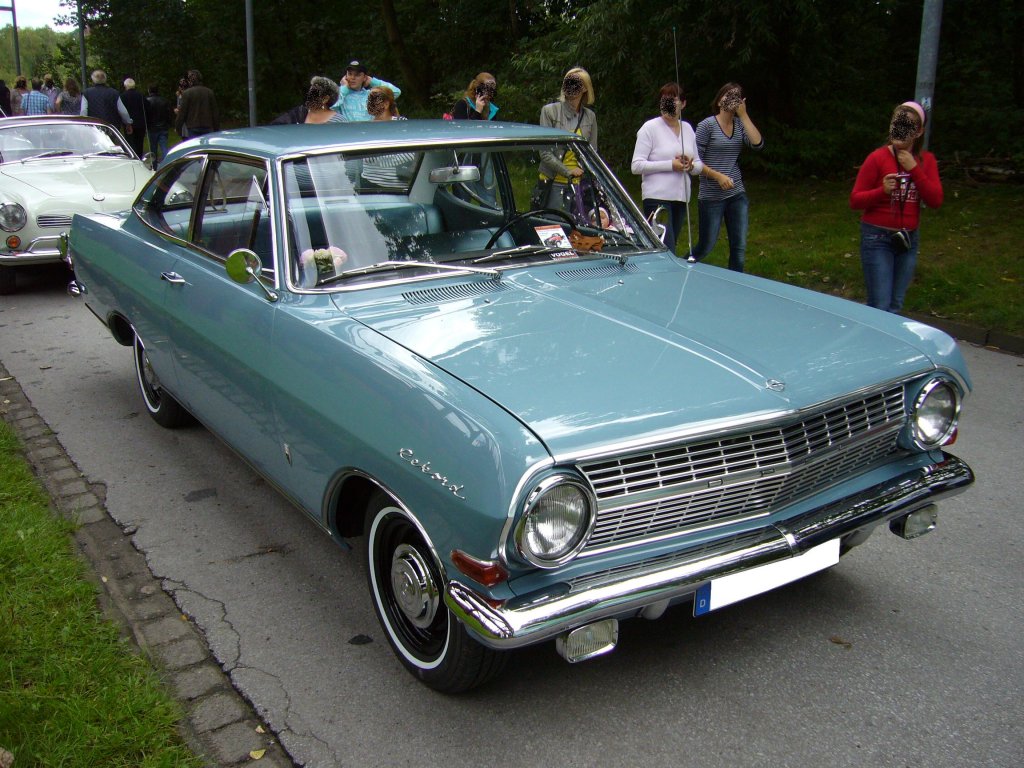 Frontansicht eines Opel Rekord A 1700 Coupe. Oldtimertreffen Kokerei Zollverein am 07.08.2011.