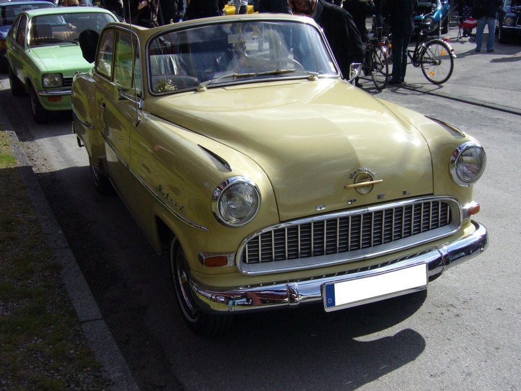 Frontansicht einer Opel Olympia Rekord Cabriolet-Limousine des Jahrganges 1956. Oldtimertreffen Kokerei Zollverein am 01.04.2012.