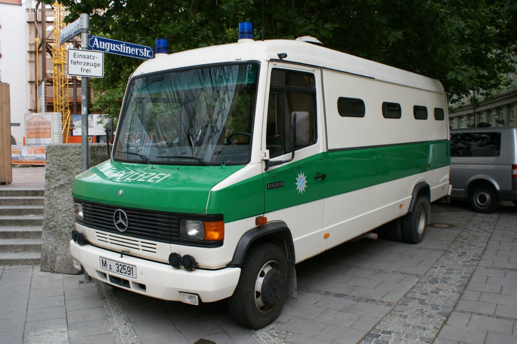 Gefangenentransportwagen Mercedes-Benz O 611d der Polizei Mnchen. Aufgenommen am 08.08.2011.