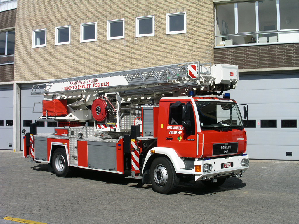Gelenkmastbhne MAN 18.284 Aufbau Bronto Skylift F32 RLH der Feuerwehr Veurne, Aufnahme am 09.09.2006