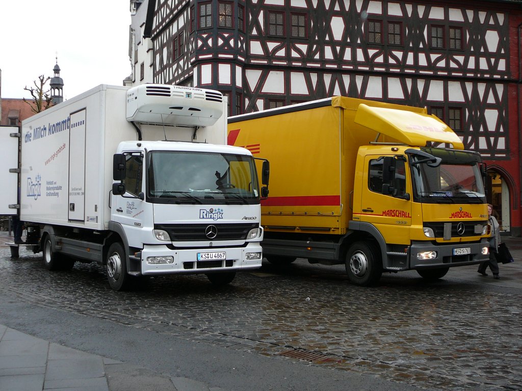 gemeinsam stehen 2 Mercedes Benz Atego zur Entladung in Fulda, Mrz 2010