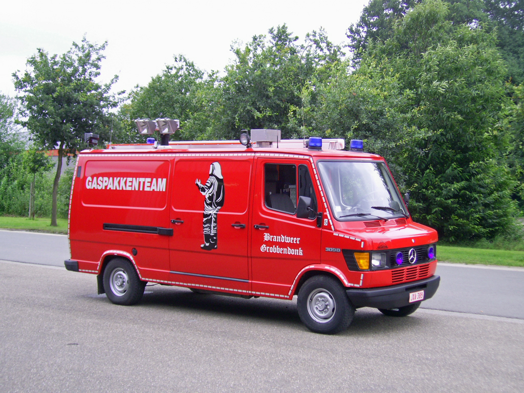 Gertewagen-Umweltschutz Mercedes-Benz 309D der FF Grobbendonk, ehemalige Vorausgertewagen, Aufnahme am 07.07.2007