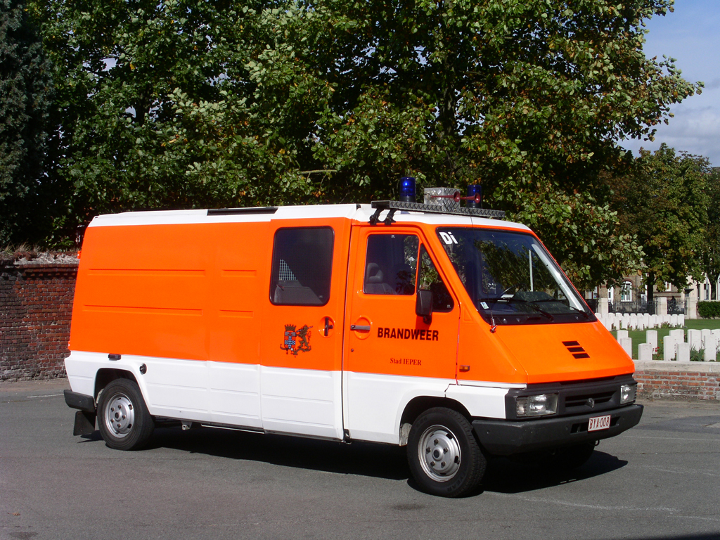 Gertewagen-Wasserrettung Renault Master der Feuerwehr Ieper, Aufnahme am 30.09.2006 