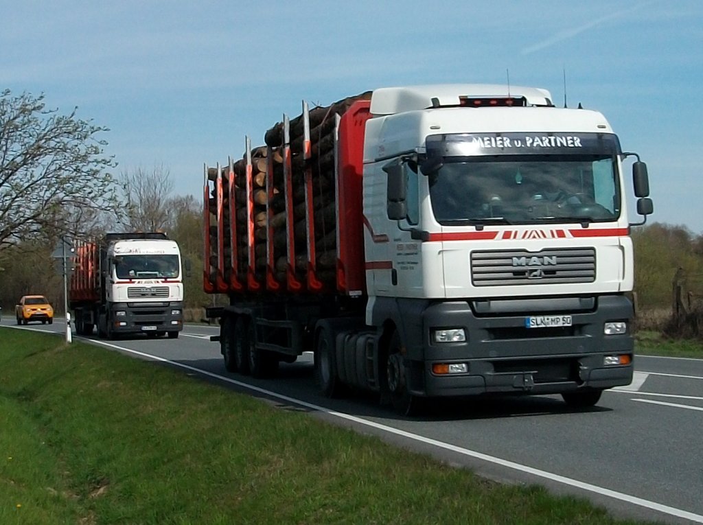 Gleich zwei MAN-Holztransporter unterwegs am 28.April 2010 auf der B96 bei Bergen/Rgen.