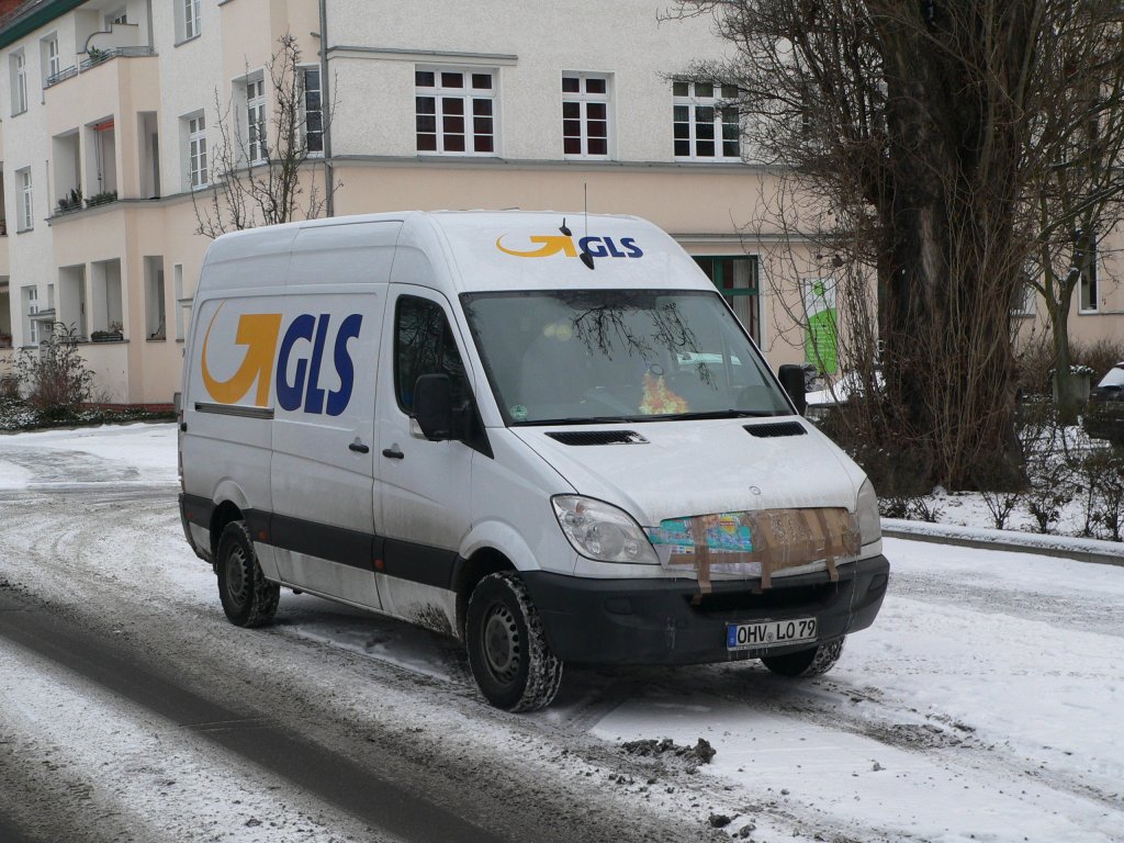 GLS-Paketfahrzeug, gegen die starke Klte im Februar 2012 abgesichert. Nicht schn, aber sicher praktisch. Berlin Stolzenfelsstrae, 9.2.2012