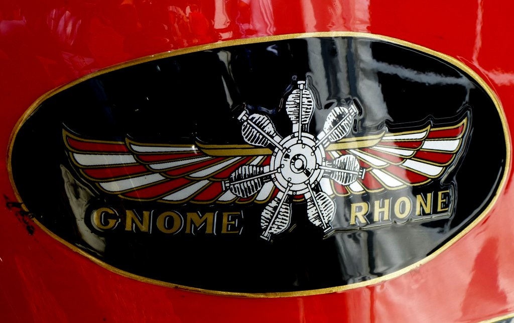 Gnome Rhone, Tankaufschrift an einem Oldtimer-Motorrad, der franzsische Flugmotorenhersteller baute von 1919-59 Motorrder, Juli 2013