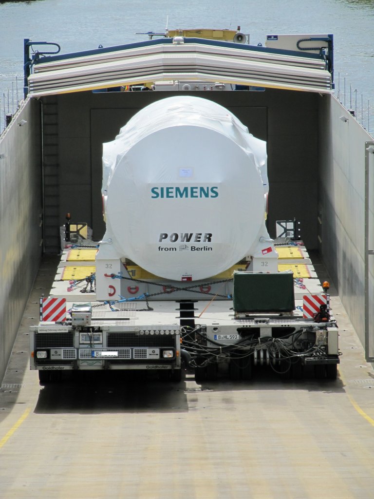Goldhofer-Modulfahrzeug der Behala mit der Siemens-Gasturbine im GSL Ursus auf dem Berliner Charlottenburger Verbindungskanal am 19.07.2013 