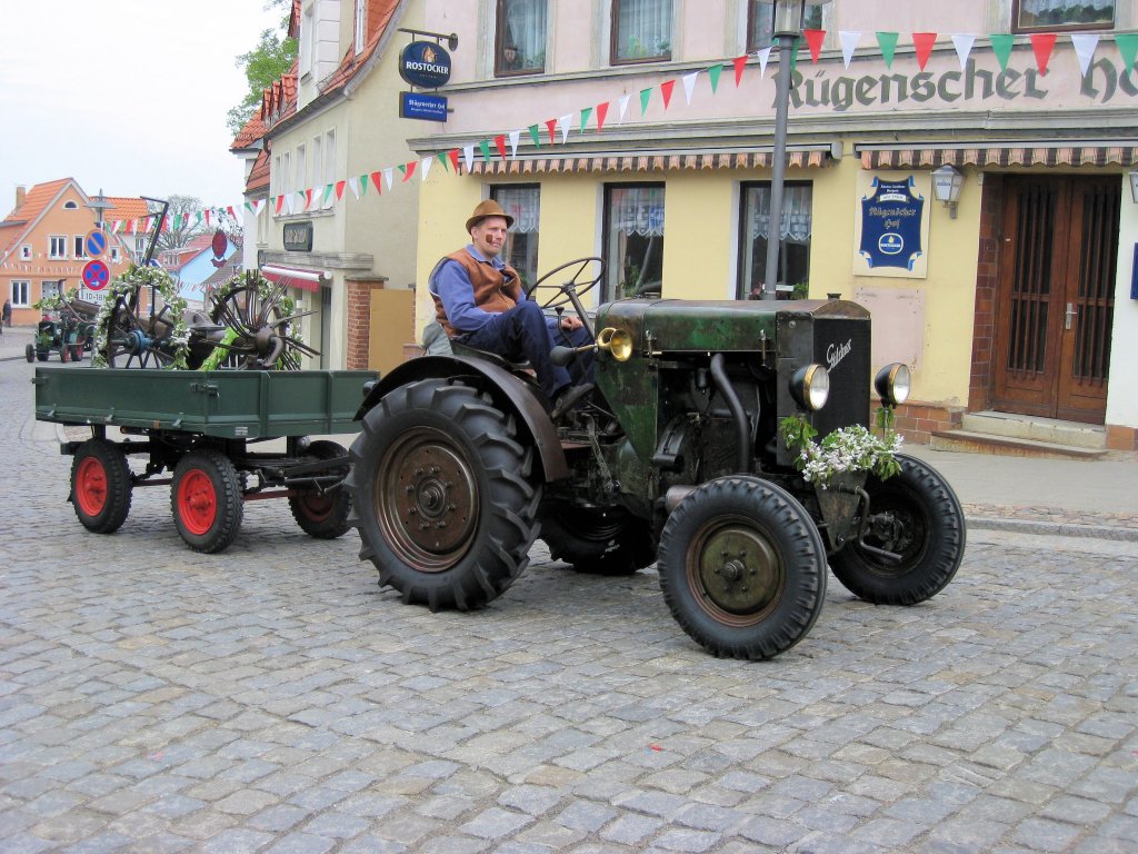 Gldner Traktor Oldie beim Festumzug 400 Jahre Bergen 11.5.2013.