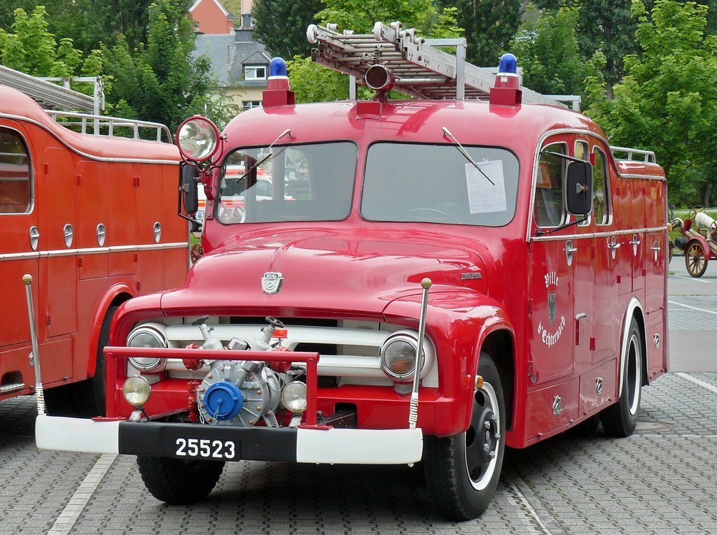 Gut erhaltenes Feuerwehrfahrzeug der Feuerwehr aus Echternach der Marke Ford, Bj 1953 war ebenfalls in Ettelbrck zusehen. 07.06.2008.