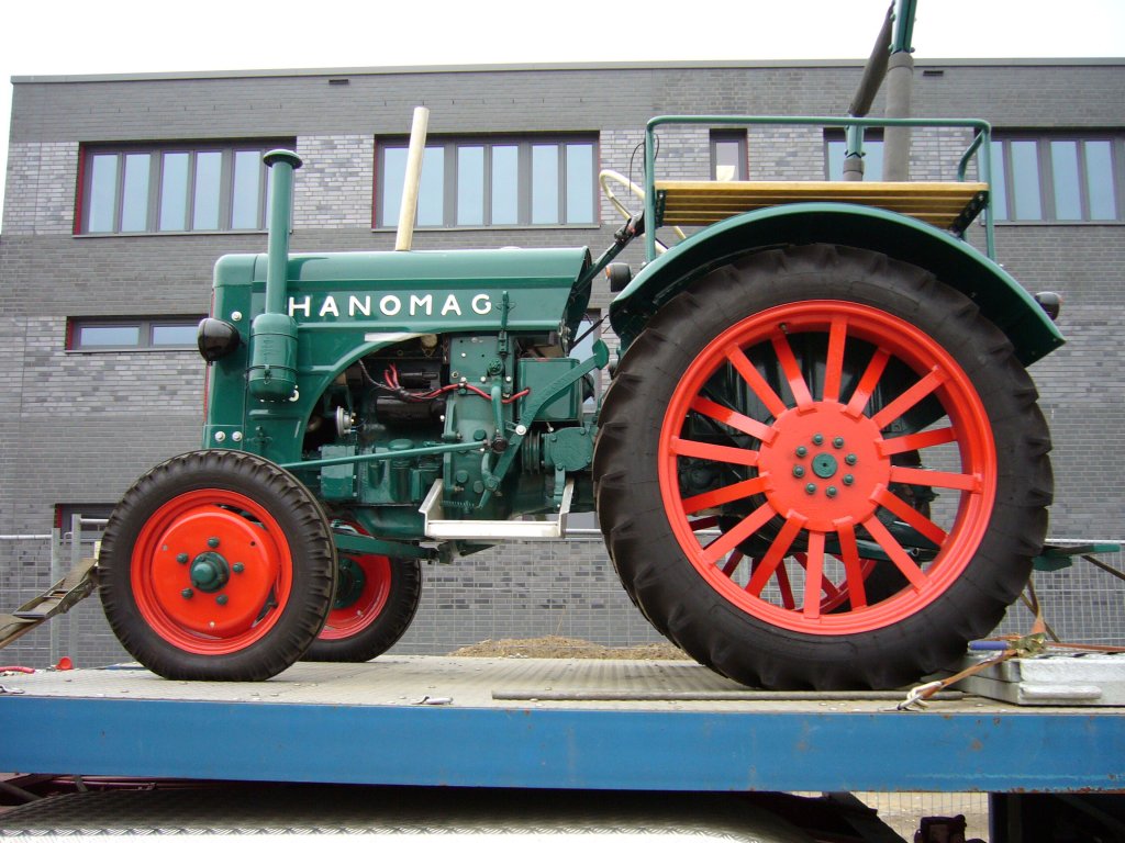 Hanomag R16 Traktor. Der R16 lief von 1951 -  1958 vom Band. Sein 1399 cm³ 2-Zylinderviertaktdieselmotor leistete, der Typenbezeichnung entsprechend 16 PS. Oldtimertreffen an der  Alten Dreherei  in Mülheim/Ruhr.