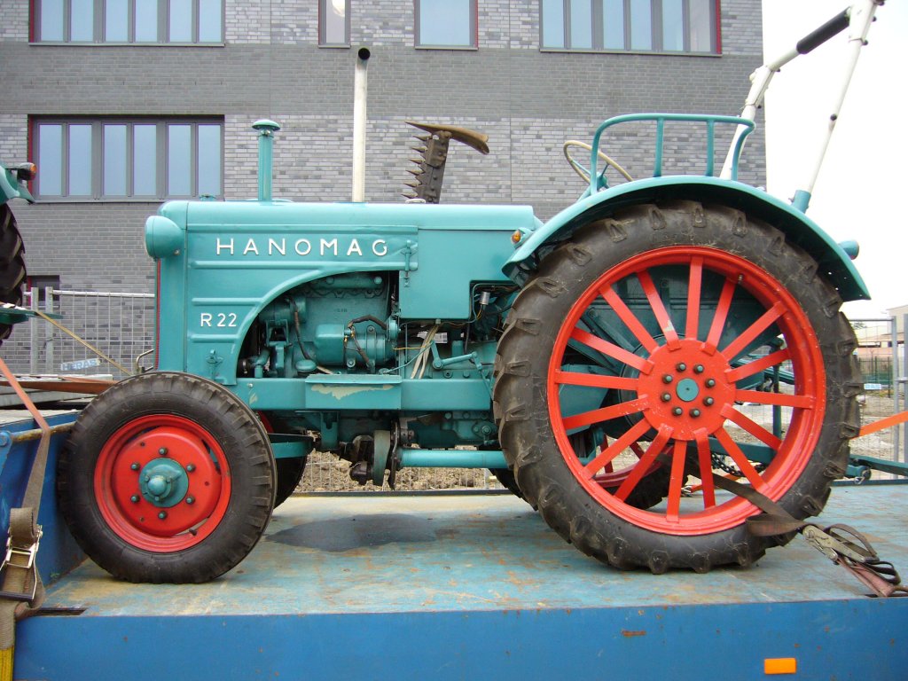 Hanomag R22 Traktor. Dieser Traktorenmodell wurde von 1951 - 1957 gebaut. Er war mit einem 2.099 cm groen 3-Zylinder-Dieselmotor ausgestattet, der wir die Typenbezeichnung es schon besagt, 22 PS leistet. Oldtimertreffen an der  Alten Dreherei  in Mlheim/Ruhr.