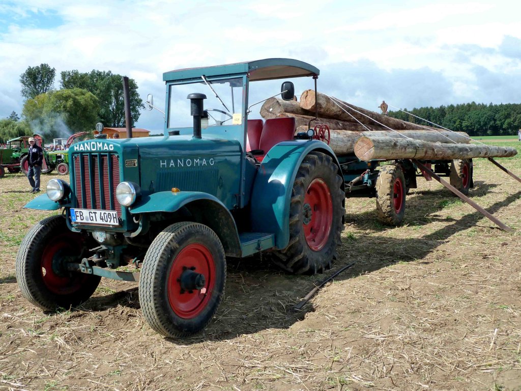 Hanomag R40 mit einer Langholzfuhre steht im August 2012 bei der Oldtimerausstellung am Baiersrder Hof