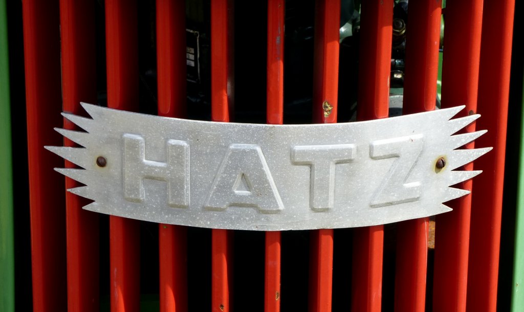 Hatz, Schriftzug am Khler eines Oldtimer-Traktors, die Firma in Niederbayern baute von 1953-64 Traktoren, Aug.2013