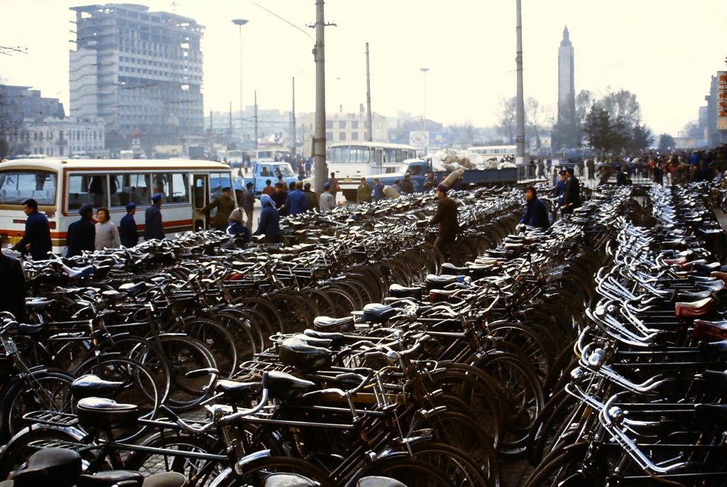 Hauptverkehrsmittel in China war 1984 noch das Fahrrad. Hier ist der Abstellplatz vor dem Bahnhof in Harbin zu sehen.