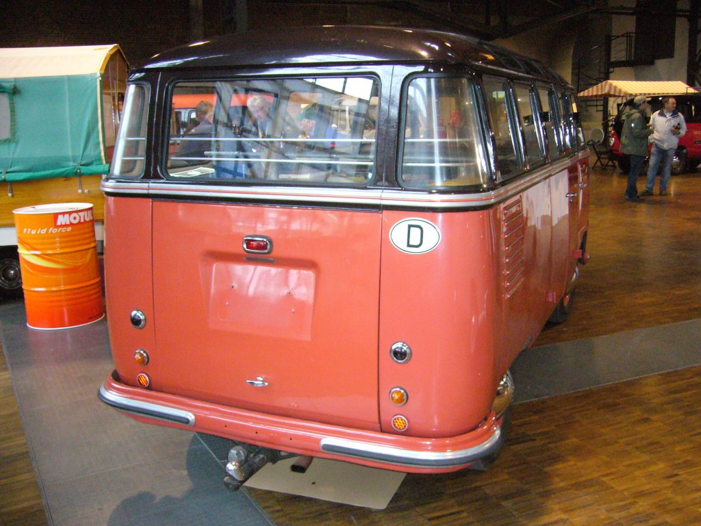Heckanischt eines VW T1 Bus Achtsitzer-Sonderausfhrung wie er in den Jahren 1950 - 1954 produziert wurde. Erkennungszeichen dieser frhen Busse ist das sogenannte  Barn-door , die groe Motorraumklappe. Classic Remise Dsseldorf am 26.05.2013.