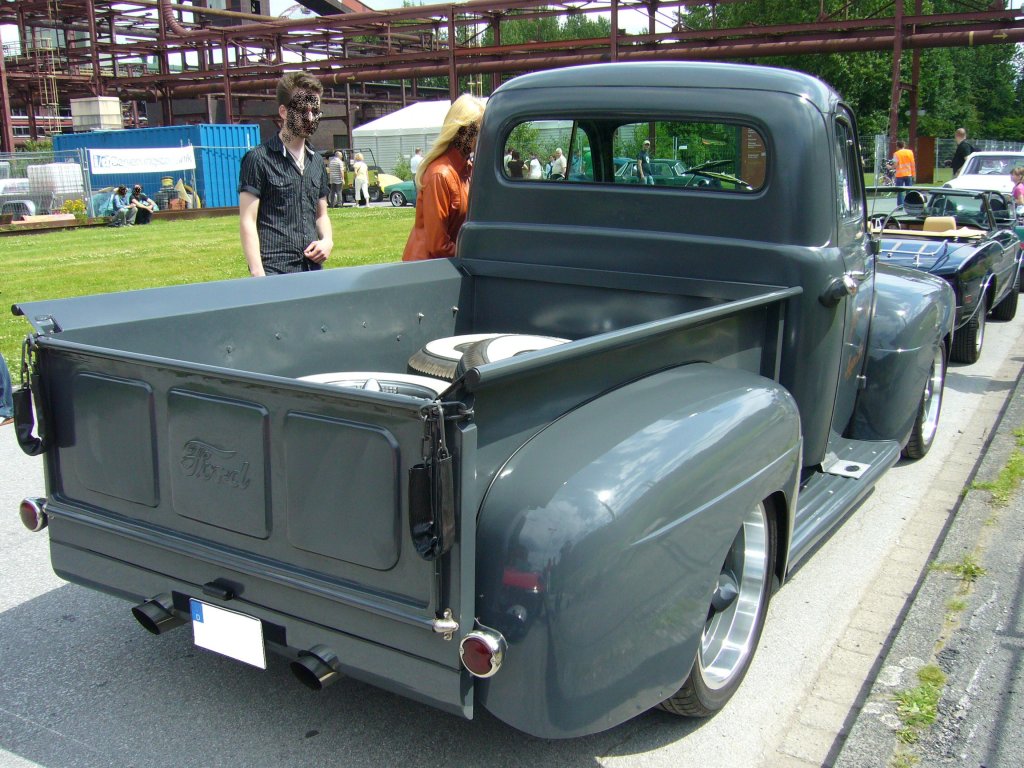 Heckansicht eines 1951 er Ford F1 Pickup. Oldtimertreffen Kokerei Zollverein am 01.07.2012.