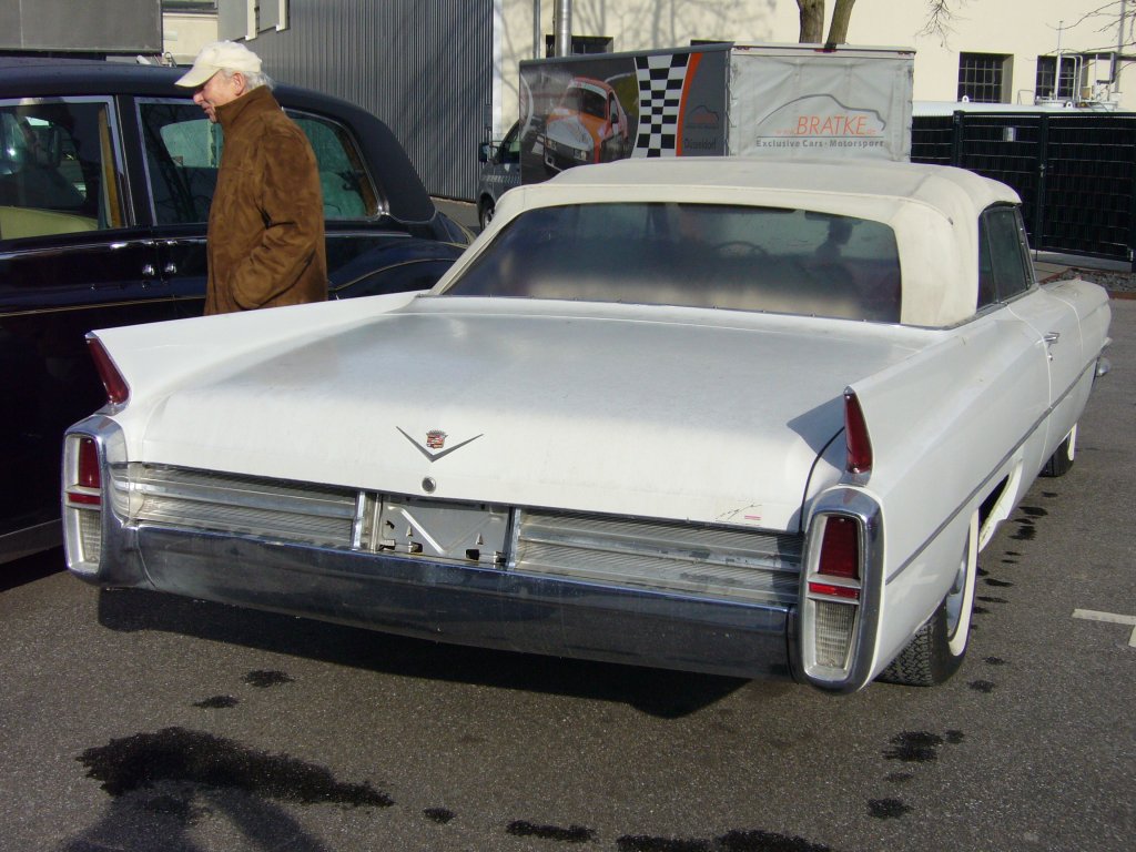 Heckansicht eines 1963´er Cadillac Series 62 Convertible. Von diesem Modell verkaufte Cadillac im Jahr 1963 exakt 17.600 Stck. Um ein solches Modell sein eigen zu nennen, mute man mindestens US$ 5.590,00 an seinen Cadillac-Dealer berweisen. Der Wagen ist ein Import aus Missouri und soll wohl im Dsseldorfer Meilenwerk, wo ich ihn am 06.03.2011 ablichtete, restauriert werden.