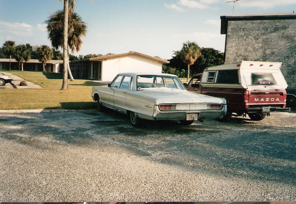 Heckansicht eines 1965´er Chrysler New Yorker Seven-Window-Sedan. Die Aufnahme (eingescannt), entstand im Oktober 1988 auf Sanibel Island/Florida. Die Chrysler Modelle des 1965´er Jahrganges konnten wahlweise mit einem 383 cui = 270 PS oder 413 cui = 360 PS Motor geordert werden. Beides waren V8-motoren.