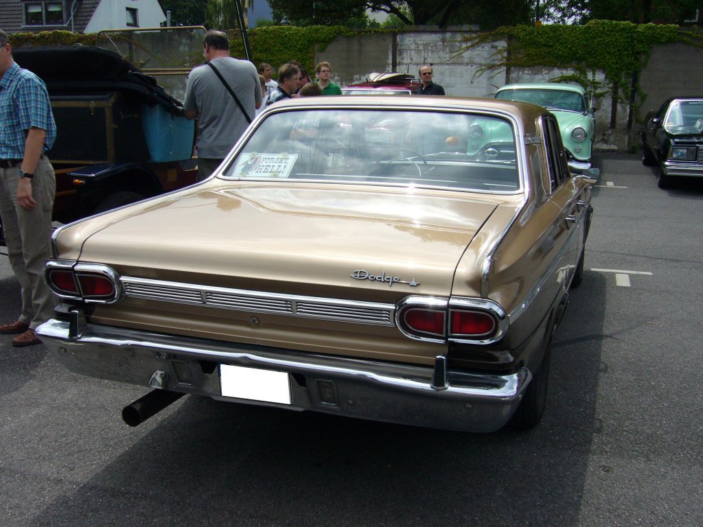 Heckansicht eines 1966´er Dodge Dart. Der Dart war mit zwei 6-Zylinder-Reihenmotoren mit 2.8 und 3.7 Liter Hubraum, sowie einem 4.5 Liter V8-Motor lieferbar. 1966 wurden ca. 83.600 Dartmodelle produziert. US-Car-Treffen am Dsseldorfer Meilenwerk.