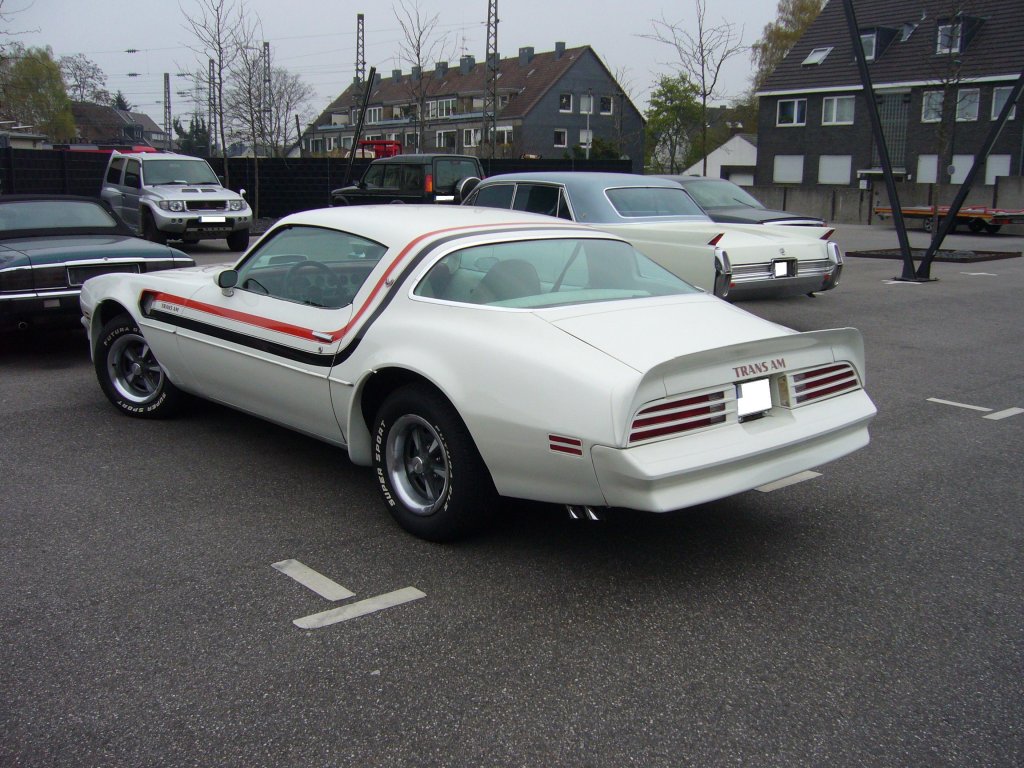 Heckansicht eines 1976´er Pontiac Firebird-Trans-Am. Besucherparkplatz der Dsseldorfer Classic Remise am 06.04.2012.