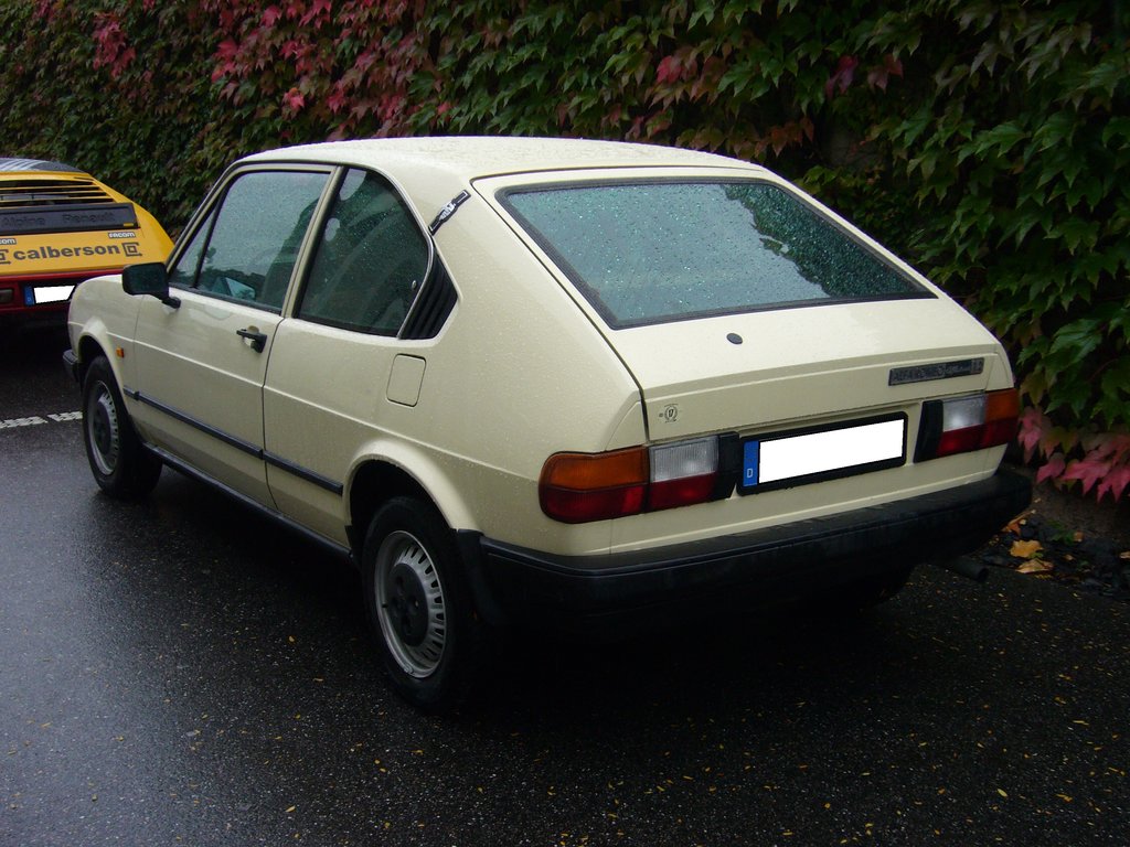 Heckansicht eines Alfasud der Modelljahre 1980 bis 1983. Classic Remise Düsseldorf am 30.09.2017.