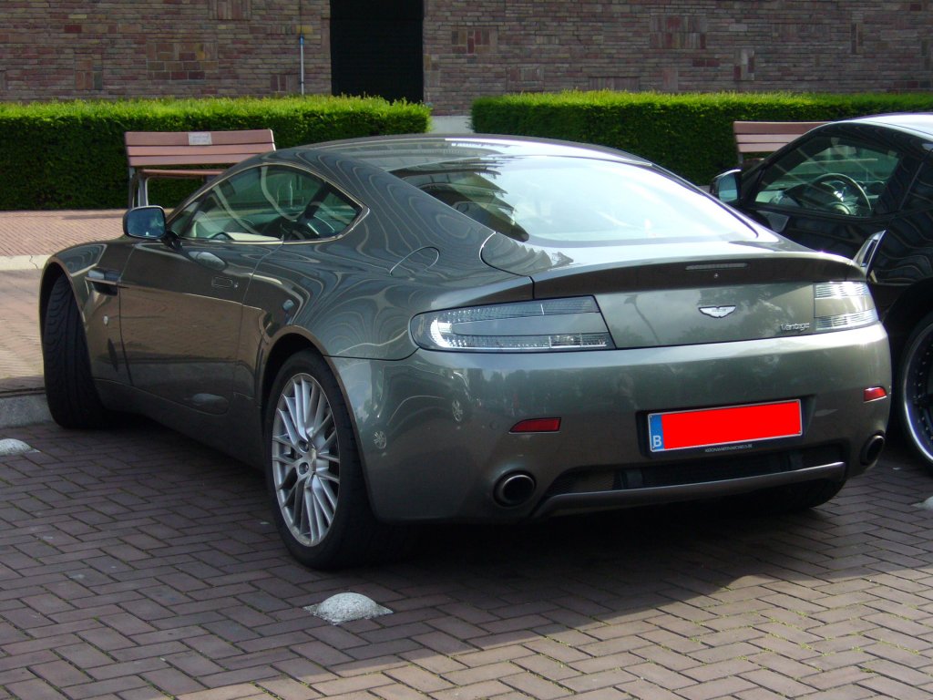 Heckansicht eines Aston Martin V8 Vantage. Amsterdam am 23.06.2012.