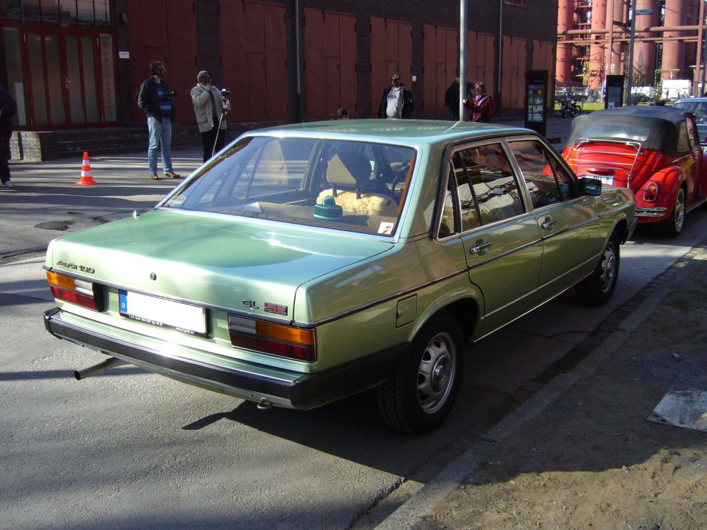 Heckansicht eines Audi 100 C2. 1976 - 1982. Hier wurde ein C2 aus dem Produktions-
zeitraum 1976 - 1979 abgelichtet. Gem Logo auf dem Kofferdeckel mte es sich um ein Modell mit dem 5-Zylinderreihenmotor handeln, der 136 PS leistet. Oldtimertreffen Kokerei Zollverein am 07.04.2013.