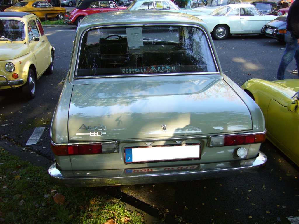 Heckansicht eines Audi 60. 1968 - 1972. Besucherparkplatz der Historicar am 15.10.2011.
