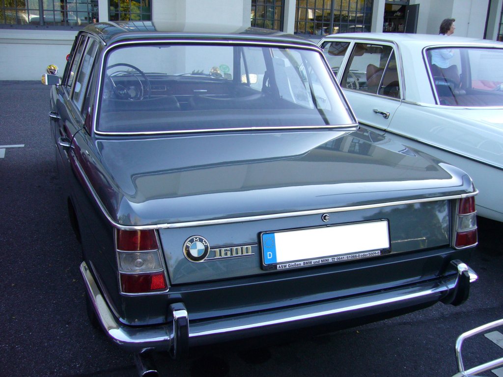 Heckansicht eines BMW 1600. 1964 - 1966. Der 4-Zylinderreihenmotor mit 1.573 cm leistet 83 PS. Der 1600´er stand immer ein wenig im Schatten seiner  greren Brder  1800 und 2000. Besucherparkplatz der Classic Remise am 01.10.2011.