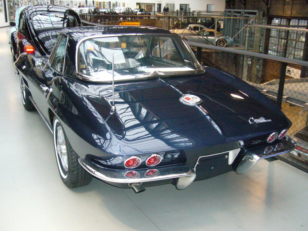 Heckansicht eines Chevrolet Corvette C2 Sting Ray Convertible (1963) mit Hardtopdach. Classic Remise Dsseldorf am 05.01.2013.