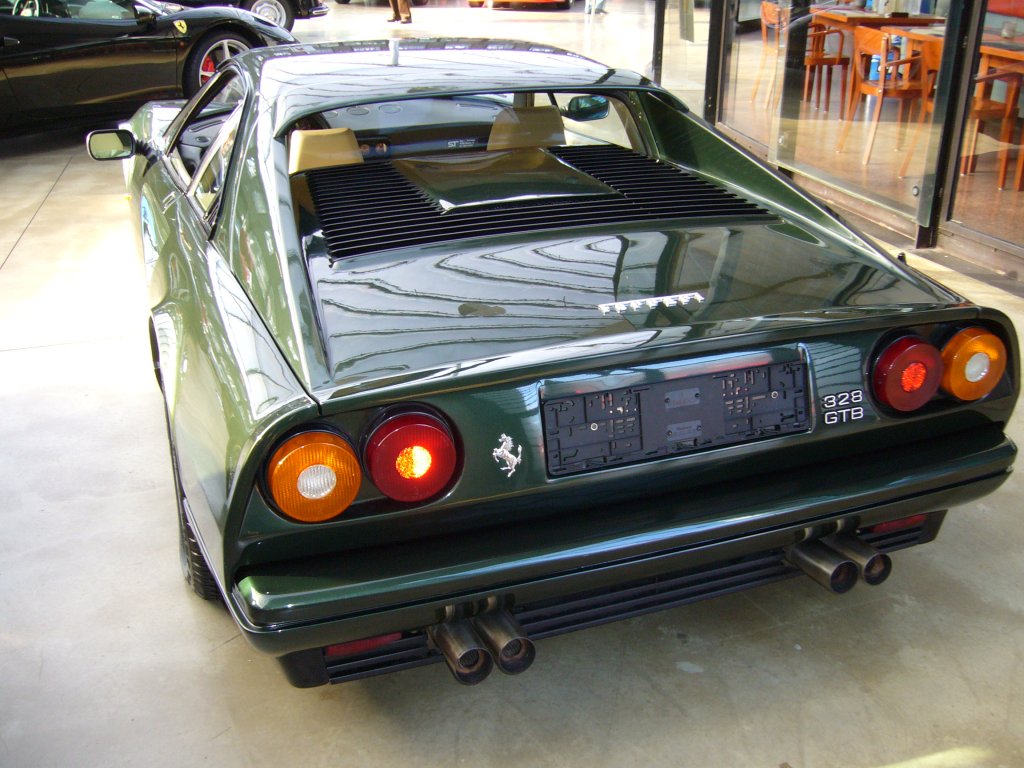 Heckansicht eines Ferrari 328 GTB (Gran Turismo Berlinetta). 1985 - 1989. Classic Remise am 01.11.2011.
