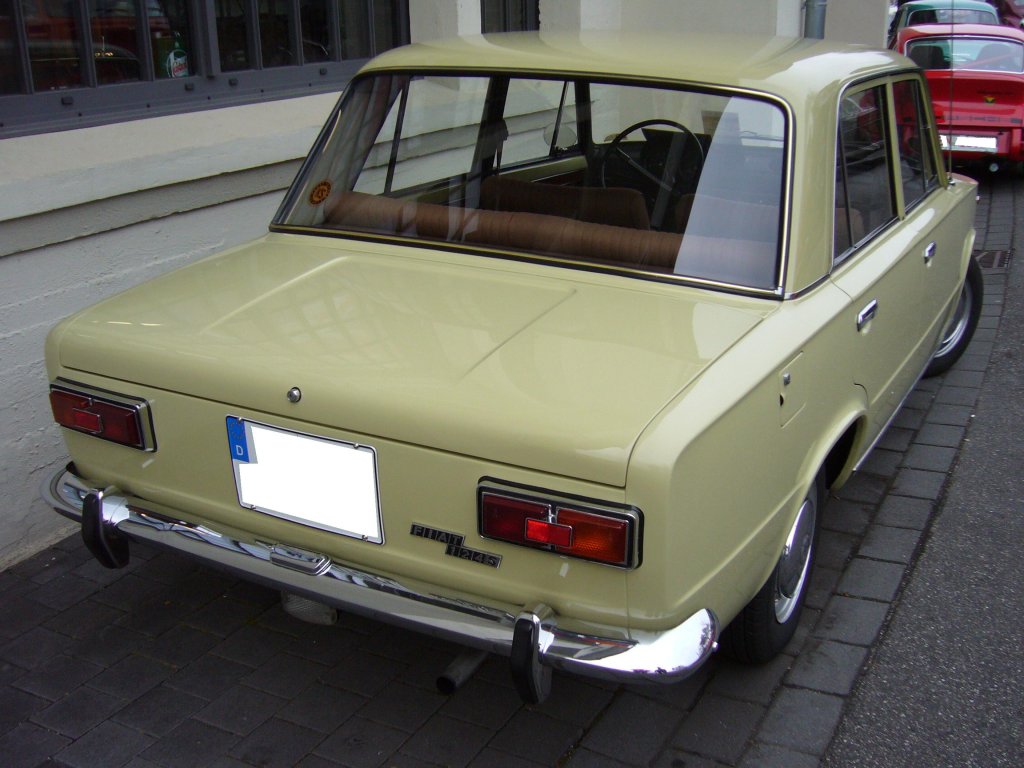 Heckansicht eines Fiat 124 Special. 1969 - 1974. Besucherparkplatz der Classic Remise Dsseldorf am 15.04.2012.