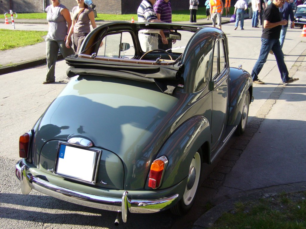 Heckansicht eines Fiat 500 C  Topolino . 1949 - 1955. Oldtimertreffen Kokerei Zollverein am 02.10.2011.