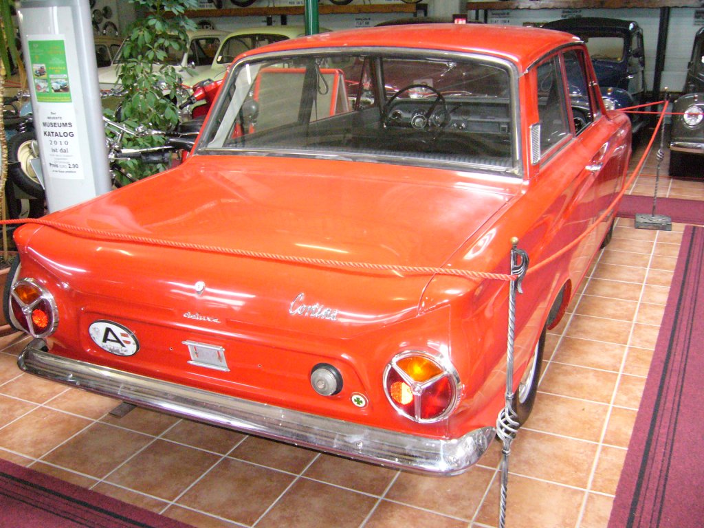 Heckansicht eines Ford Cortina 1200 de Luxe von 1964. Aus den 1.198 cm mobilisierte der 4-Zylindermotor 46 PS. Die britischen Ford Cortina Modelle waren in den 1960´er Jahren in sterreich und der Schweiz sehr verbreitet. Villacher Fahrzeugmuseum.