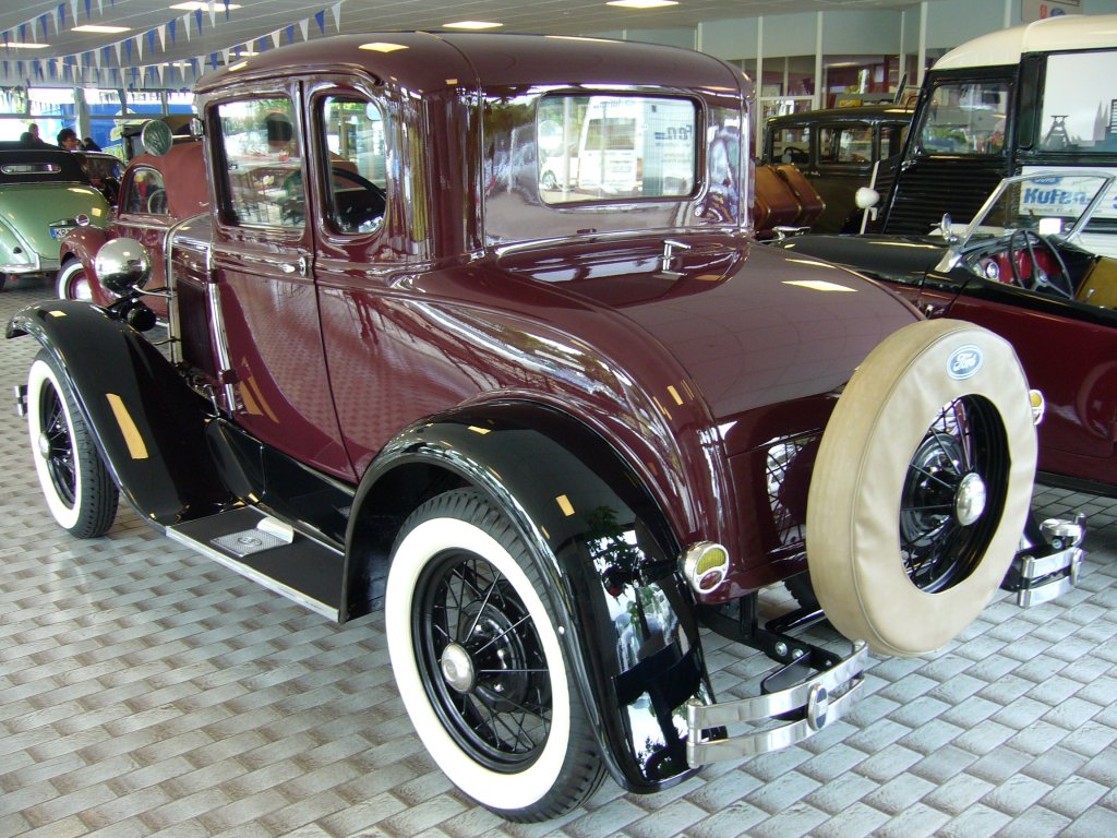 Heckansicht eines Ford Model A Coupe. 1928 - 1931. Man kann unter der Heckscheibe schn den Griff zum ffnen des Schwiegermuttersitzes erkennen. Alt-Ford-Treffen in Essen am 12.05.2013.