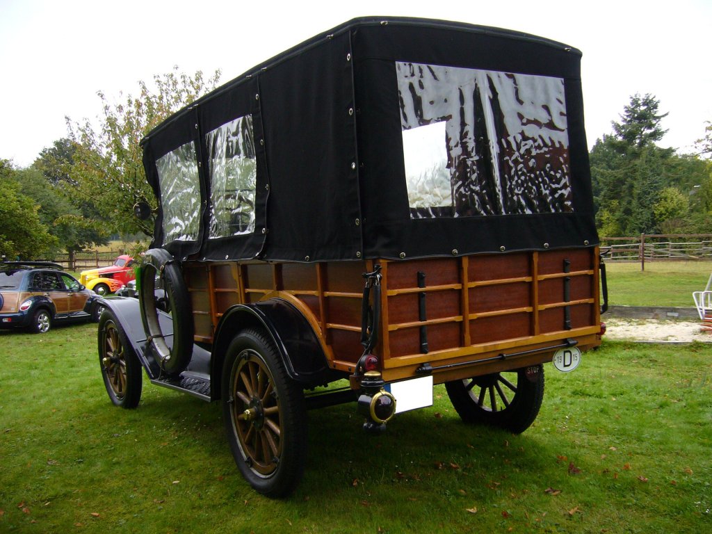 Heckansicht eines Ford Model T Woody Wagon. Woodietreffen Schermbeck am 23.09.2012.