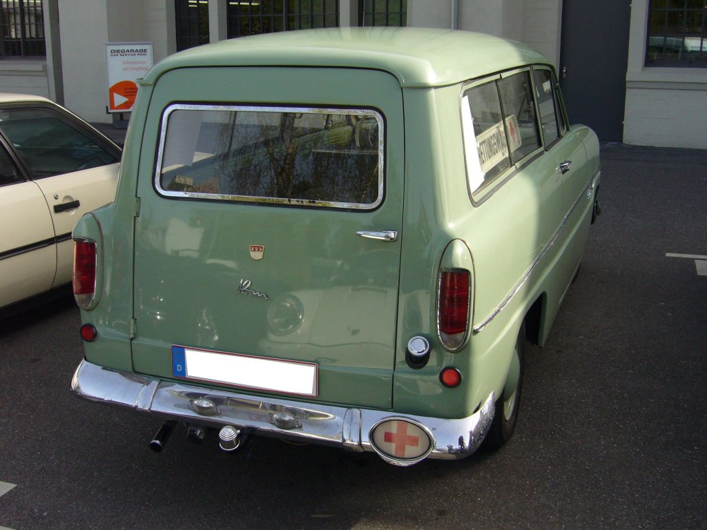 Heckansicht eines Ford Taunus 12 M, der Baujahre 1959 - 1962. Die Ausfhrungen zu diesem Fahrzeug siehe unter Bildnummer 53.232. Saisonerffnung am Dsseldorfer Meilenwerk 10.04.2011.