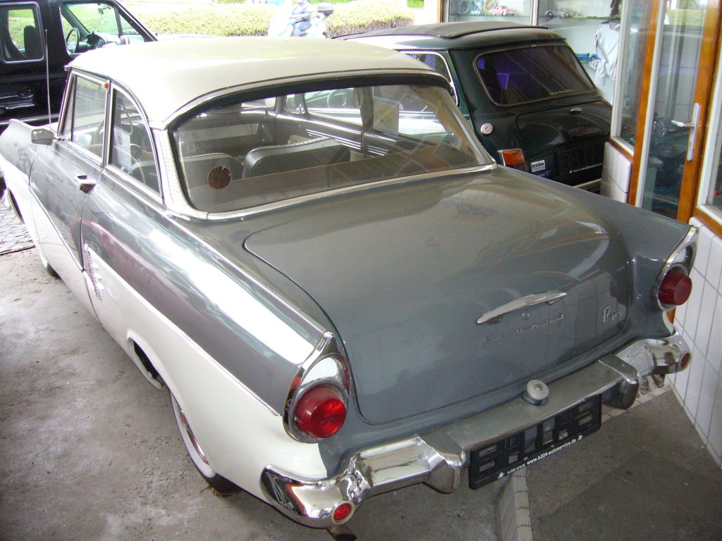 Heckansicht eines Ford Taunus 17M P2. 1957-1960. Aufgrund seiner amerikanischen Form wurde er auch Barocktaunus genannt. Dieses Modell wurde knapp 240.000 mal produziert. Es wurden 2- und 4-trige Limousinen, ein 2-triges Turniermodell (Kombi) und ein von Deutsch in Kln gebautes Cabriolet angeboten.