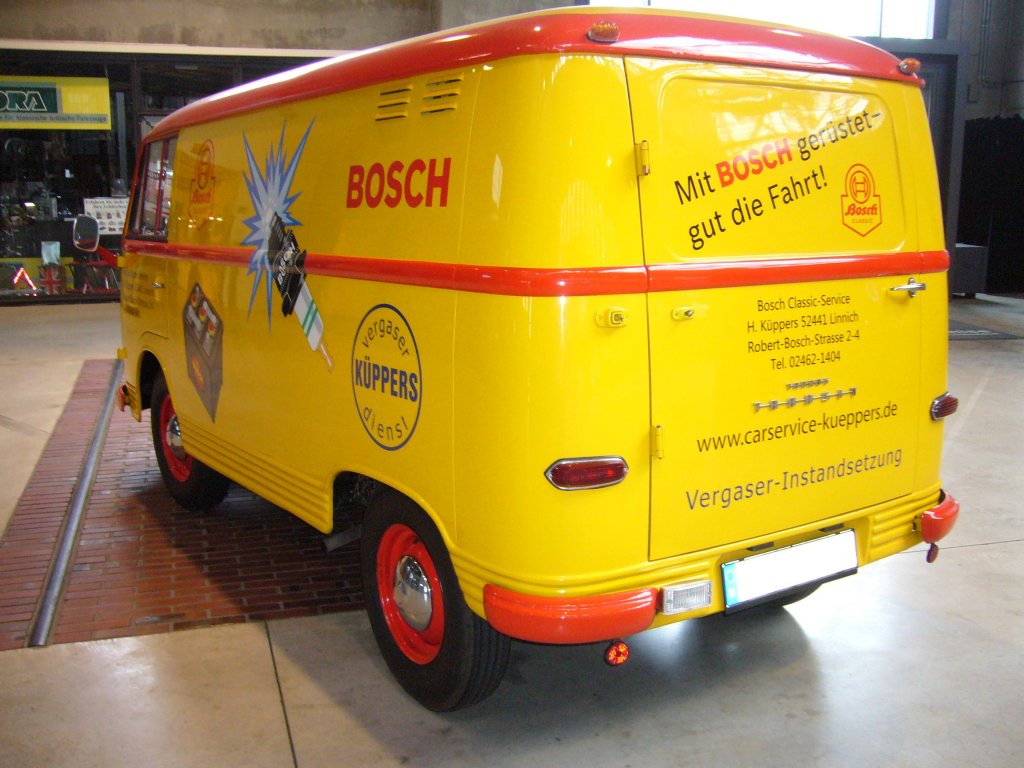 Heckansicht eines Ford Taunus Transit mit zeigenssischer Werbebeschriftung eines Bosch-Dienstes. 1961 -1965. Classic Remise Dsseldorf am 11.03.2012.
