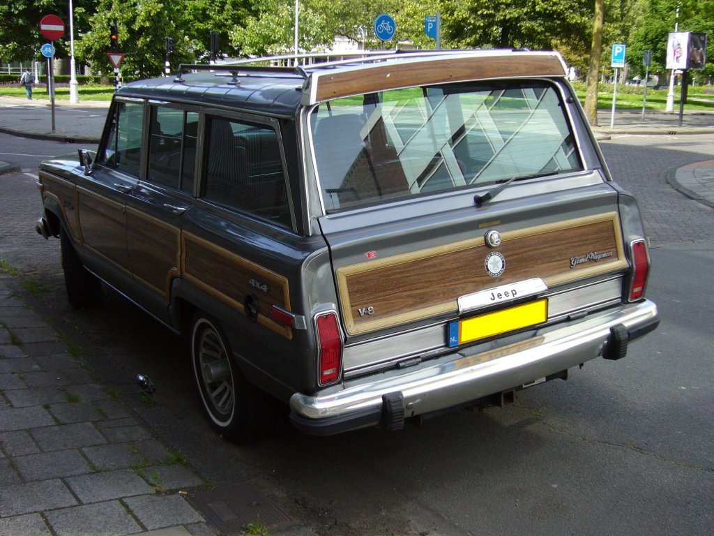Heckansicht eines Jeep Grand Wagoneer. 1963 - 1991. Amsterdam am 23.06.2012.
