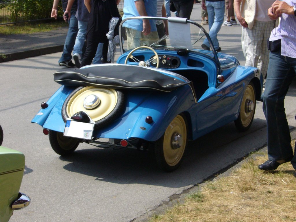 Heckansicht eines Kleinschnittger F 125. 1950 - 1957. Von diesem Auto wurden im sauerlndischen Arnsberg insgesamt 2.980 Stck gebaut. Der Antrieb erfolgte ber einen 125 cm ILO-Motorradmotor. So ein Miniauto kostete damals DM 2.400,00. Oldtimertreffen Kokerei Zollverein 05.06.2011.