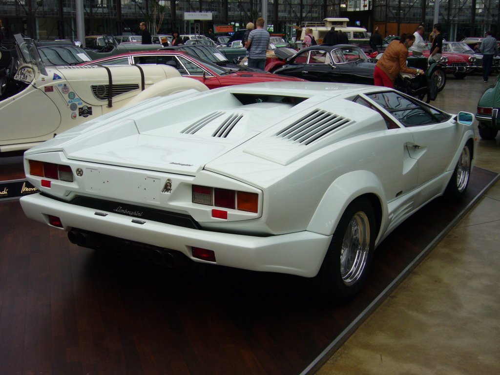 Heckansicht eines Lamborghini Countach Anniversario. 1988 - 1990. Classic Remise Dsseldorf am 14.07.2012.