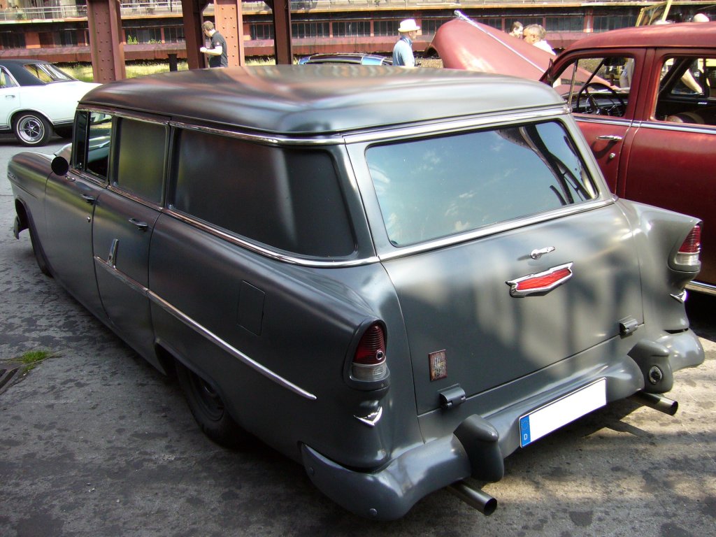 Heckansicht eines leicht gechoppten Chevrolet 210  Townsman Wagon  des Jahrganges 1955. Oldtimertreffen Kokerei Zollverein 05.06.2011.