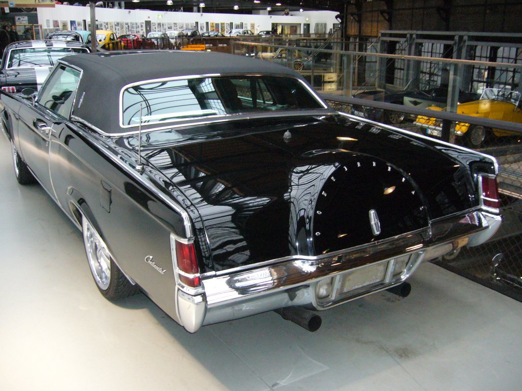 Heckansicht eines Lincoln Continental Mark III Coupe der Sonderserie Triple black aus dem Jahr 1969. Classic Remise Dsseldorf am 05.01.2013.