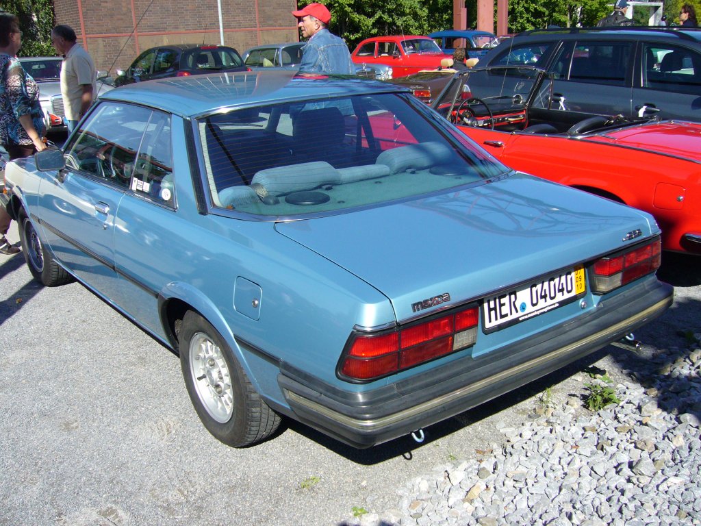 Heckansicht eines Mazda 626 Coupe, der Baujahre 1978 - 1982. Der 626 dieser Generation war ein Topseller. 1979 verzeichnete Mazda hauptschlich durch dieses Modell einen Verkaufszuwachs von 86,3%. Der Wagen war mit folgenden Motorisierungen lieferbar: 1.586 cm mit 75 PS und 1.970 cm mit 90 PS. Oldtimertreffen Zollverein.