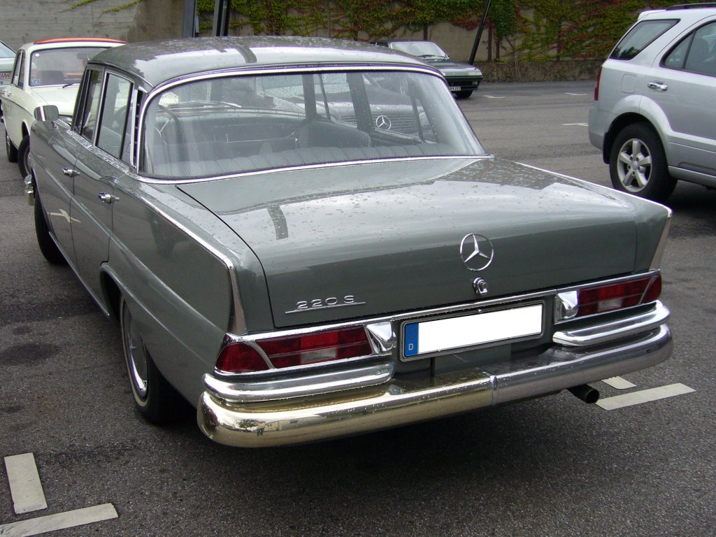 Heckansicht eines Mercedes Benz W111/2 220 Sb. 1959 - 1965. Besucherparkplatz der Classic Remise Dsseldorf am 18.09.2011.
