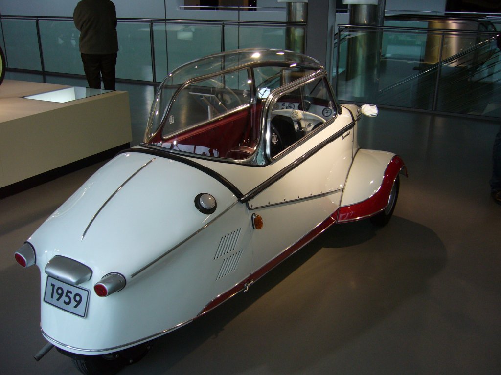 Heckansicht eines Messerschmitt Kabinenrollers KR 200, gebaut von 1955-1964. 28.11.2009 im Zeithaus der Autostadt Wolfsburg. 